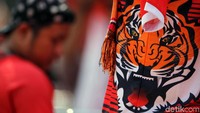 Sejumlah pakaian maupun atribut lain seperti syal juga turut dihiasi oleh gambar macan yang menjadi simbol Club Sepakbola kebanggan Ibukota, Persija.