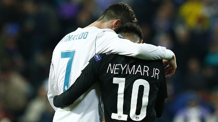 MADRID, SPAIN - FEBRUARY 14:  Cristiano Ronaldo of Real Madrid and Neymar of PSG embrace at half time during the UEFA Champions League Round of 16 First Leg match between Real Madrid and Paris Saint-Germain at Bernabeu on February 14, 2018 in Madrid, Spain.  (Photo by Gonzalo Arroyo Moreno/Getty Images)