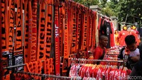 Syal, baju hingga pernak-pernik lainnya dipasarkan para pedagang dan membuat kawasan Stadion Gelora Bung Karno nampak berwarna orangye khas Persija.