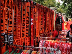 Syal, baju hingga pernak-pernik lainnya dipasarkan para pedagang dan membuat kawasan Stadion Gelora Bung Karno nampak berwarna orangye khas Persija.
