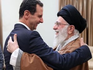 Momen Pelukan Hangat Assad dan Khamenei