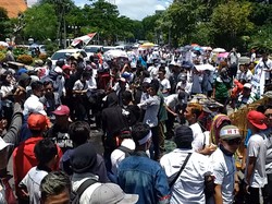 Bu Risma, Ratusan Pedagang Hi Tech Mall Tagih Janji Anda!