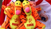 Pernak-pernik lain seperti gantungan kunci berbentuk macan pun dijual para pedagang di sekitaran kawasan Stadion Utama Gelora Bung Karno, Senayan Jakarta.