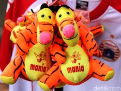 Pernak-pernik lain seperti gantungan kunci berbentuk macan pun dijual para pedagang di sekitaran kawasan Stadion Utama Gelora Bung Karno, Senayan Jakarta.