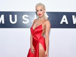 Heboh Rita Ora Cium Taika Waititi Lalu Aktris Tessa Thompson