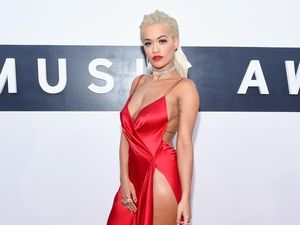 Heboh Rita Ora Cium Taika Waititi Lalu Aktris Tessa Thompson Heboh Rita Ora Cium Taika Waititi Lalu Aktris Tessa Thompson