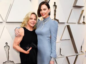 Charlize Theron Tak Malu Cerita soal Ayahnya yang Mati Dibunuh Sang Ibu Charlize Theron Tak Malu Cerita soal Ayahnya yang Mati Dibunuh Sang Ibu