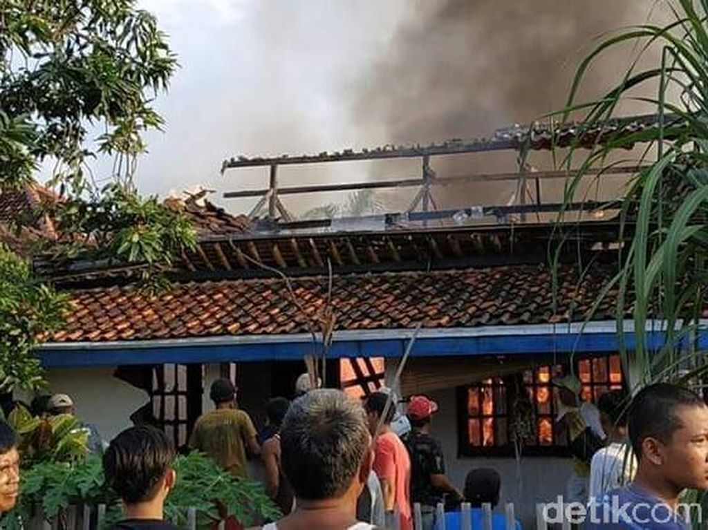 Ditinggal Kondangan, Rumah di Brebes Ludes Terbakar Ditinggal Kondangan, Rumah di Brebes Ludes Terbakar