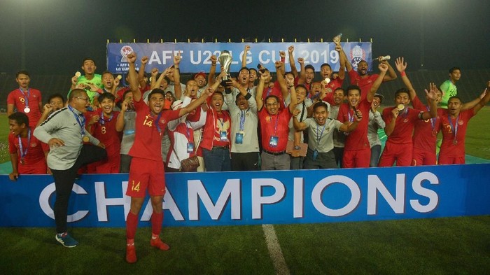 Pesta Juara Timnas Indonesia di Kamboja Pemain dan ofisial Timnas U-22 Indonesia melakukan selebrasi setelah berhasil memenangi babak Final Piala AFF U-22 di Stadion Nasional Olimpiade Phnom Penh, Kamboja, Selasa (26/2/2019). Indonesia menjadi juara setelah mengalahkan Thailand di babak final dengan skor 2-1. ANTARA FOTO/Nyoman Budhiana/nz.