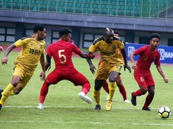 Selain latihan, Timnas Indonesia U-22 juga menjalani laga uji coba. Salah satu tim yang dihadapi dalam laga uji coba adalah Bhayangkara FC pada Rabu (6/2/2019). Pertandingan tuntas dengan skor 2-2. (Rengga Sancaya/detikFoto.)