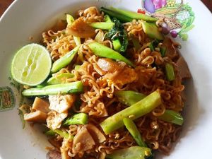 10 Ide Nikmati Mie Instan Goreng Buat Sarapan Enak