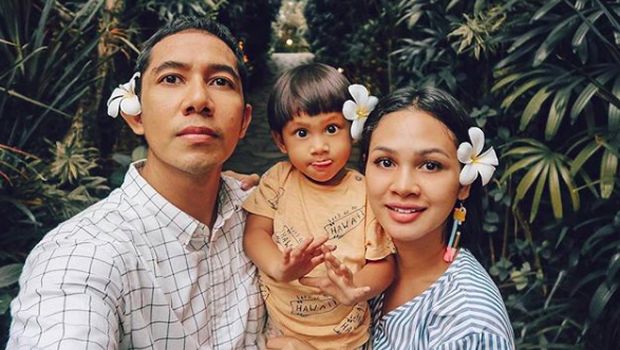 Andien bersama putra dan suaminya