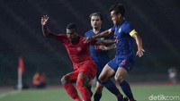 Hingga laga tuntas, Thailand tak mampu mengejar ketertinggalannya dari Indonesia. Skuat Merah Putih pun menjadi juara Piala AFF U-22 usai mengalahkan Thailand 2-1 di babak puncak. ANTARA FOTO/Nyoman Budhiana.