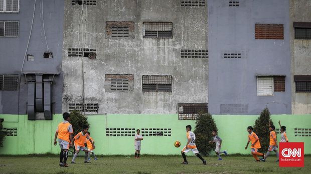 Pada Mei 1942, VIJ terpaksa mengganti nama untuk menghindari pemberangusan Jepang terhadap segala hal berbau Belanda.Pada tahun 1950, VIJ resmi bernama Persija dan markas pun berpindah ke lapangan Menteng. CNNIndonesia/Adhi Wicaksono.