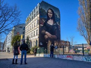 Mural Raksasa Mona Lisa yang Wajahnya Facelift Ada di Berlin Mural Raksasa Mona Lisa yang Wajahnya Facelift Ada di Berlin