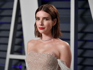 Gaya Seksi Emma Roberts dengan Dress Menerawang Gaya Seksi Emma Roberts dengan Dress Menerawang