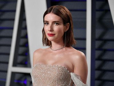 Gaya Seksi Emma Roberts dengan Dress Menerawang