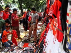 Para suporter sedang memilih pakaian dan atribut lainnya di salah satu lapak penjual atribut Persija di kawasan Gelora Bung karno, Jakarta.