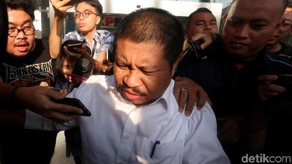 Jurus Bungkam Bupati Bengkalis Usai Diperiksa KPK