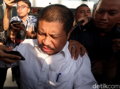 Jurus Bungkam Bupati Bengkalis Usai Diperiksa KPK