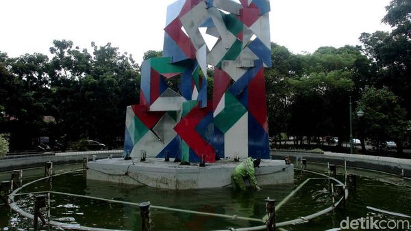 Pembersihan Rutin Air Mancur di Taman Pakubuwono