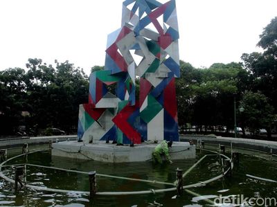 Pembersihan Rutin Air Mancur di Taman Pakubuwono