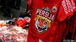 Atribut Persija Ramai Dijajakan di Stadion GBK