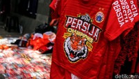 Beragam atribut dan pernak-pernik Persija dipasarkan para pedagang, salah satunya adalah baju Persija dengan berbagai ukuran, mulai dari anak-anak hingga untuk orang dewasa.
