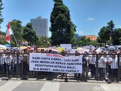 Lama Menunggu, Harapan Pedagang Hi-Tech Mall Ketemu Risma Sia-sia