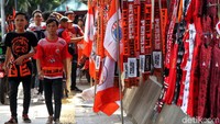 Para suporter Persija pun tak jarang mampir untuk membeli atribut dan pernak-pernik Persija lainnya sebelum menonton pertandingan.