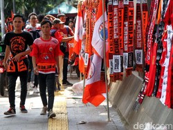 Para suporter Persija pun tak jarang mampir untuk membeli atribut dan pernak-pernik Persija lainnya sebelum menonton pertandingan.