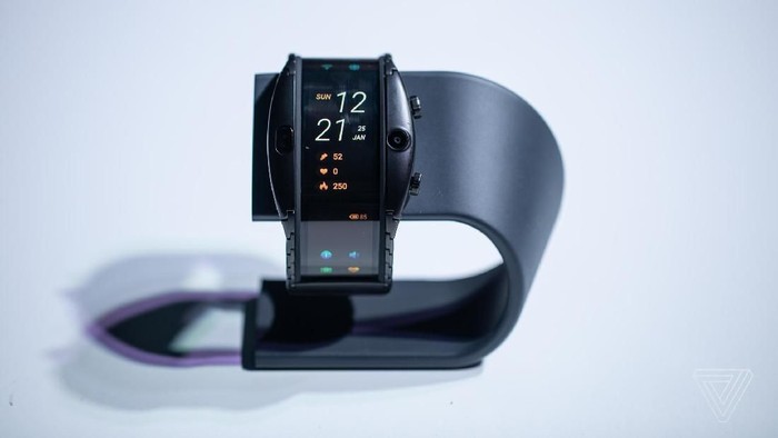 Smartwatch layar lengkung Nubia Alpha. (Foto: dok. The Verge)