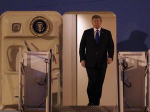 Potret Trump Tiba di Vietnam untuk Pertemuan dengan Kim Jong Un