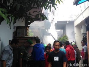 Kebakaran di Krukut Jakbar Padam, Petugas Lakukan Pendinginan