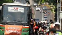 Selain kendaraan pribadi, sebagian Jakmania datang dengan menggunakan angkutan umum.