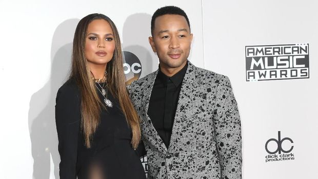 LOS ANGELES, CA - NOVEMBER 20:  Model Chrissy Teigen (L) and singer-songwriter John Legend attend the 2016 American Music Awards at Microsoft Theater on November 20, 2016 in Los Angeles, California.  (Photo by Frederick M. Brown/Getty Images)