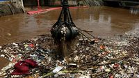 Penampakan Sampah di Pintu Air Manggarai Dibersihkan