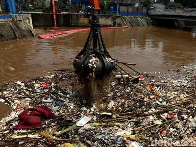 Penampakan Sampah di Pintu Air Manggarai Dibersihkan