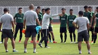 Sang pelatih Indra Sjafri memimpin langsung sesi latihan perdana Garuda Muda di Stadion Madya, Senayan, Jakarta pada Selasa (8/1/2019). Agung Pambudhy/detikFoto.