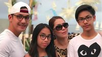 7 Potret Keseruan Artis Lawas Gunawan Bersama Keluarga Kecilnya