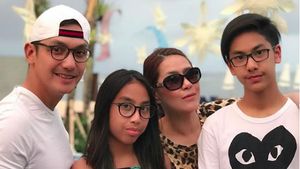 7 Potret Keseruan Artis Lawas Gunawan Bersama Keluarga Kecilnya