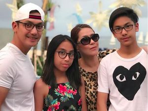 7 Potret Keseruan Artis Lawas Gunawan Bersama Keluarga Kecilnya 7 Potret Keseruan Artis Lawas Gunawan Bersama Keluarga Kecilnya