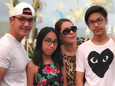 7 Potret Keseruan Artis Lawas Gunawan Bersama Keluarga Kecilnya
