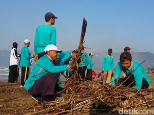 Sapu Bersih Sampah Pantai, Pemkab Pacitan Siapkan Peralatan Khusus