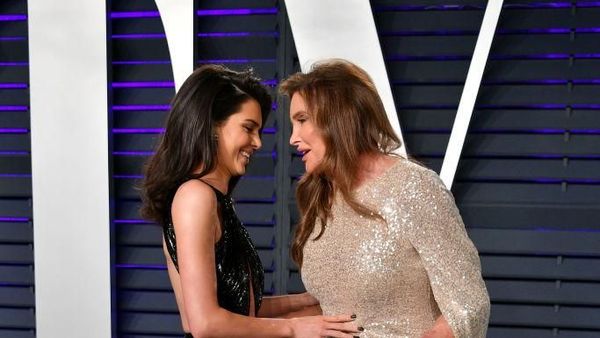 Caitlyn & Kendall Jenner Kompak, Ini Momen Ayah & Anak Sama-sama Pakai Dress