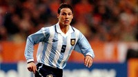Perselisihan Fernando Redondo dengan pelatih timnas Argentina Daniel Passarella disebabkan karena masalah sepele: menolak perintah potong rambut. Akibatnya, Redondo, yang berambut gondrong kemudian dicoret dari skuat Piala Dunia 1998. Redondo bahkan tak ingin bertemu lagi dengan Passarella. Foto: Stu Forster /Allsport