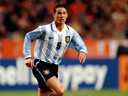 Perselisihan Fernando Redondo dengan pelatih timnas Argentina Daniel Passarella disebabkan karena masalah sepele: menolak perintah potong rambut. Akibatnya, Redondo, yang berambut gondrong kemudian dicoret dari skuat Piala Dunia 1998. Redondo bahkan tak ingin bertemu lagi dengan Passarella. Foto: Stu Forster /Allsport
