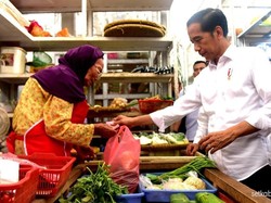 Jokowi Blusukan di Pasar Cilacap, Sandiaga Sibuk Makan Seafood di Kupang