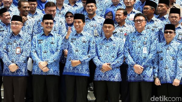 Momen Jokowi dan Pegawai Negeri Kompak Berseragam Korpri
