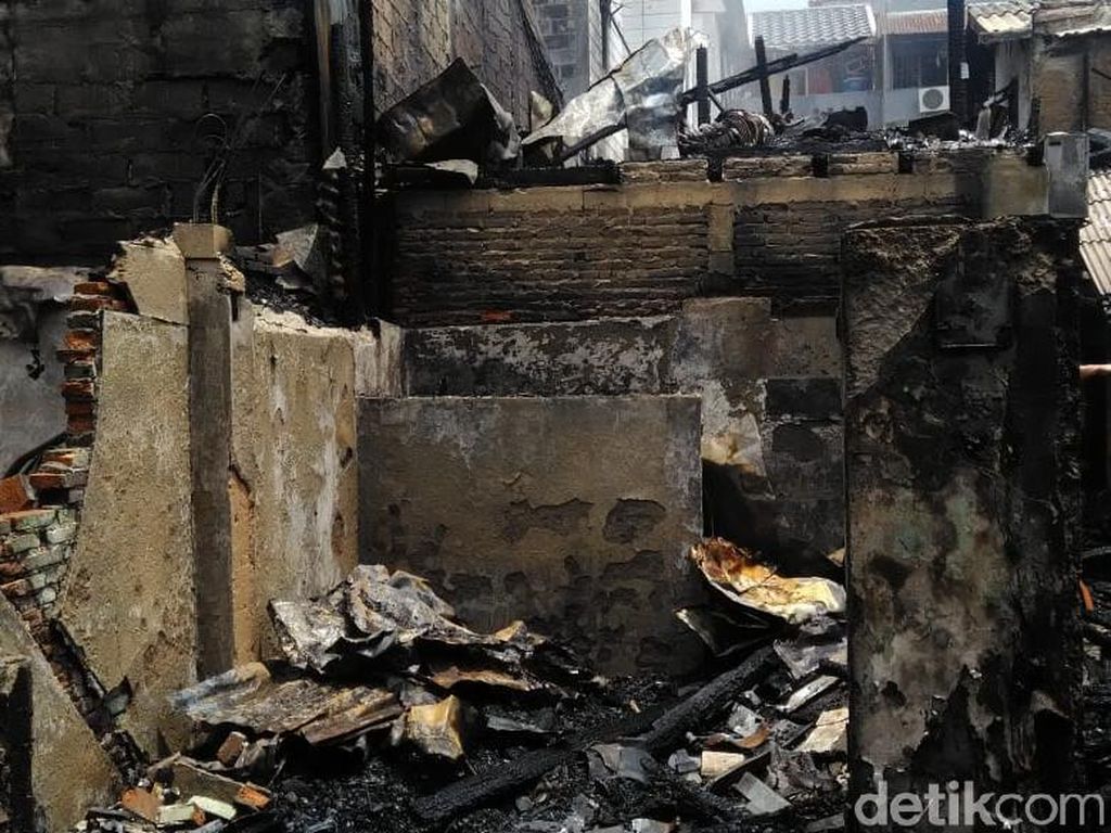 Kebakaran di Krukut Jakbar Hanguskan 30 Rumah, Tak Ada Korban Jiwa Kebakaran di Krukut Jakbar Hanguskan 30 Rumah, Tak Ada Korban Jiwa